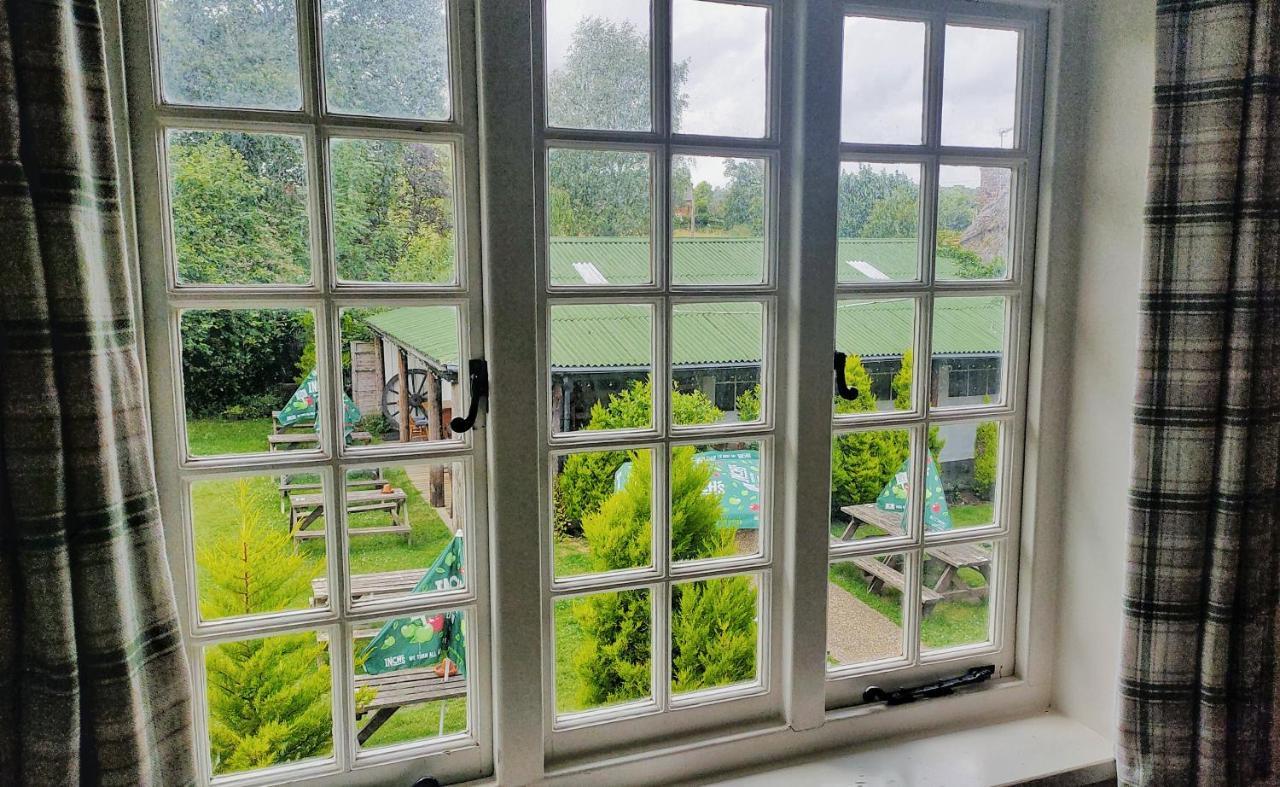 The Trusty Servant Inn ลินด์เฮิร์สต์ ภายนอก รูปภาพ
