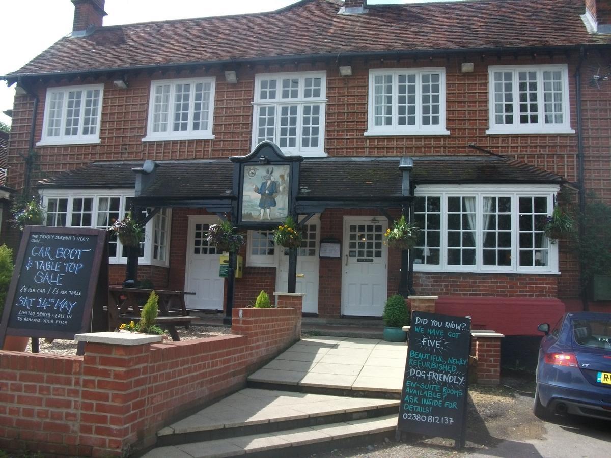 The Trusty Servant Inn ลินด์เฮิร์สต์ ภายนอก รูปภาพ